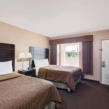 Travelodge By Wyndham Озона Экстерьер фото